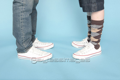 向かい合うカップルの足元 商用利用可能な写真素材 イラスト素材ならストックフォトの定額制ペイレスイメージズ
