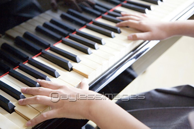 ピアノを弾く手 ストックフォトの定額制ペイレスイメージズ