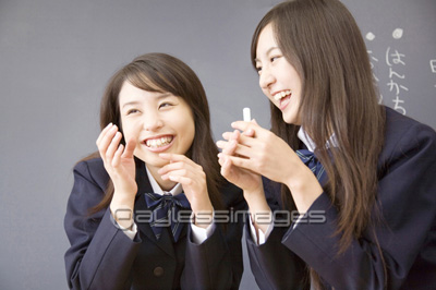 会話する女子高校生 商用利用可能な写真素材 イラスト素材ならストックフォトの定額制ペイレスイメージズ