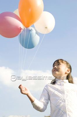 風船を持つ女の子 商用利用可能な写真素材 イラスト素材ならストックフォトの定額制ペイレスイメージズ