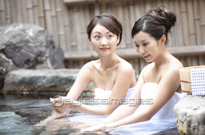 温泉に浸かる女性 ストックフォトの定額制ペイレスイメージズ