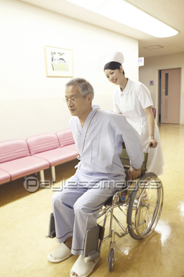 車椅子を押す看護師 ストックフォトの定額制ペイレスイメージズ