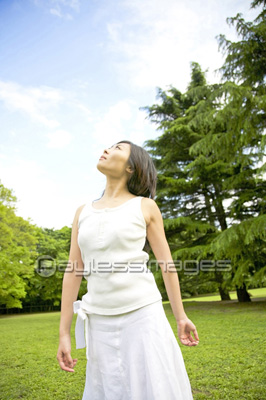 空を見上げる女性 ストックフォトの定額制ペイレスイメージズ