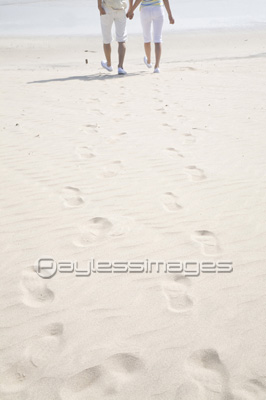 砂浜を歩くカップル ストックフォトの定額制ペイレスイメージズ