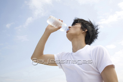 水を飲む男性 商用利用可能な写真素材 イラスト素材ならストックフォトの定額制ペイレスイメージズ