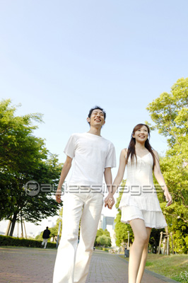 手をつないで散歩をするカップル ストックフォトの定額制ペイレスイメージズ