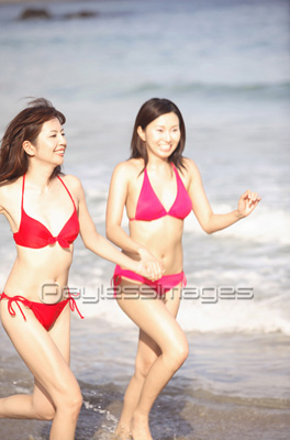 ビーチで遊ぶ水着女性