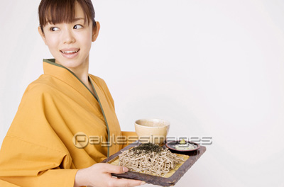 飲み物を運ぶ女性ウェイトレス 商用利用可能な写真素材 イラスト素材ならストックフォトの定額制ペイレスイメージズ