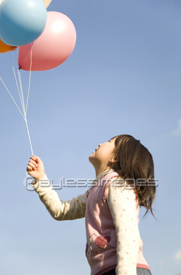 風船を持つ女の子 ストックフォトの定額制ペイレスイメージズ