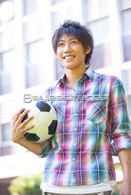 サッカーボールを持つ男子大学生 ストックフォトの定額制ペイレスイメージズ