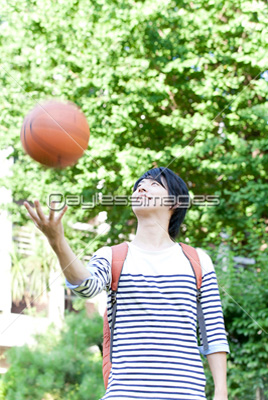 バスケットボールを投げる男子大学生 商用利用可能な写真素材 イラスト素材ならストックフォトの定額制ペイレスイメージズ
