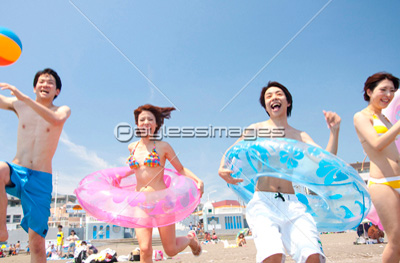 海で遊ぶ男女 商用利用可能な写真素材 イラスト素材ならストックフォトの定額制ペイレスイメージズ