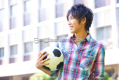 サッカーボールを持つ男子大学生 商用利用可能な写真素材 イラスト素材ならストックフォトの定額制ペイレスイメージズ