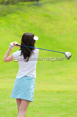 ゴルフをする女性 ストックフォトの定額制ペイレスイメージズ
