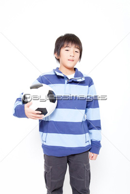 サッカーボールを持つ男の子 商用利用可能な写真素材 イラスト素材ならストックフォトの定額制ペイレスイメージズ