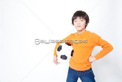 サッカーをする男の子 ストックフォトの定額制ペイレスイメージズ