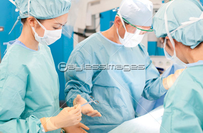 手術をする外科医 商用利用可能な写真素材 イラスト素材ならストックフォトの定額制ペイレスイメージズ