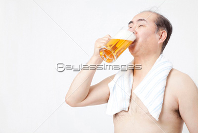 風呂上りにビールを飲むメタボ男性 商用利用可能な写真素材 イラスト素材ならストックフォトの定額制ペイレスイメージズ