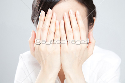 顔を覆う女性 ストックフォトの定額制ペイレスイメージズ
