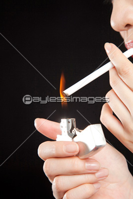 タバコに火を点ける手 商用利用可能な写真素材 イラスト素材ならストックフォトの定額制ペイレスイメージズ