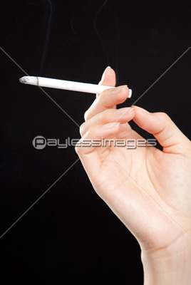 タバコを持つ手 ストックフォトの定額制ペイレスイメージズ