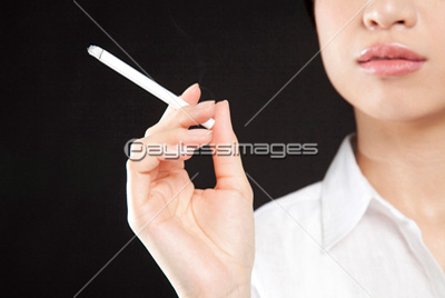 タバコを吸う女性 ストックフォトの定額制ペイレスイメージズ