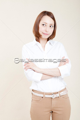 腕組みをする女性 ストックフォトの定額制ペイレスイメージズ