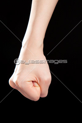 拳を握る女性の手元 商用利用可能な写真素材 イラスト素材ならストックフォトの定額制ペイレスイメージズ