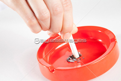 タバコに火を点ける手 ストックフォトの定額制ペイレスイメージズ
