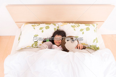 ぬいぐるみを抱きながら眠る女の子 商用利用可能な写真素材 イラスト素材ならストックフォトの定額制ペイレスイメージズ
