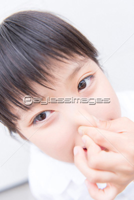 鼻をつまむ女の子 ストックフォトの定額制ペイレスイメージズ