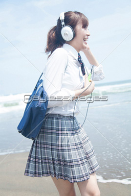 ヘッドホンで音楽を聴く女子高校生 ストックフォトの定額制ペイレスイメージズ