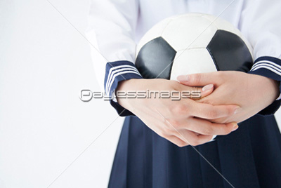 サッカーボールを持つ女子中学生 商用利用可能な写真素材 イラスト素材ならストックフォトの定額制ペイレスイメージズ