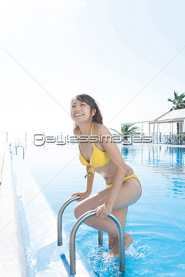 プールからあがる女性 ストックフォトの定額制ペイレスイメージズ