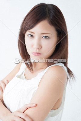腕組みをして怒る女性 ストックフォトの定額制ペイレスイメージズ