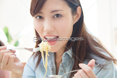 パスタを食べる女性 商用利用可能な写真素材 イラスト素材ならストックフォトの定額制ペイレスイメージズ