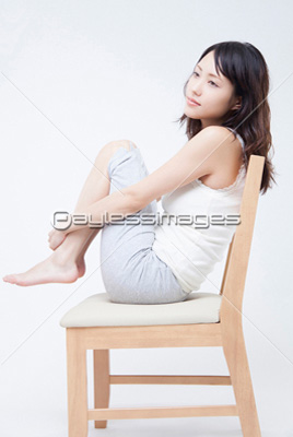 椅子に座る女性 商用利用可能な写真素材 イラスト素材ならストックフォトの定額制ペイレスイメージズ