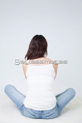 胡坐をかいて座る女性の後ろ姿 商用利用可能な写真素材 イラスト素材ならストックフォトの定額制ペイレスイメージズ