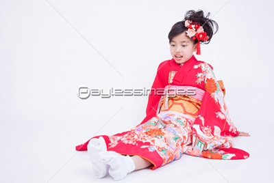 床に座る振袖姿の女児 ストックフォトの定額制ペイレスイメージズ