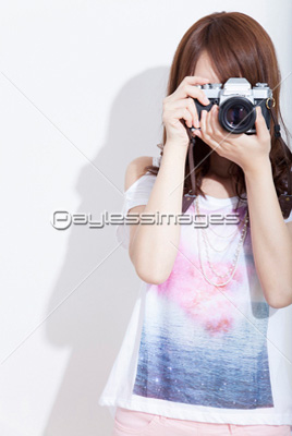 写真撮影する女性 商用利用可能な写真素材 イラスト素材ならストックフォトの定額制ペイレスイメージズ