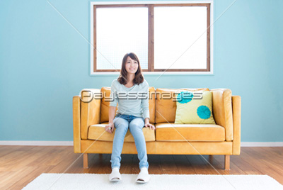ソファに座る女性 商用利用可能な写真素材 イラスト素材ならストックフォトの定額制ペイレスイメージズ