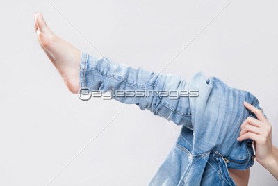 デニムパンツを穿く女性 商用利用可能な写真素材 イラスト素材ならストックフォトの定額制ペイレスイメージズ