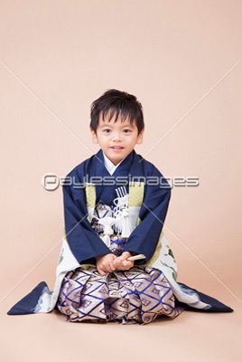 袴姿で正座する男の子 商用利用可能な写真素材 イラスト素材ならストックフォトの定額制ペイレスイメージズ