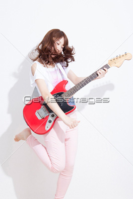 ギターto女性 ストックフォトの定額制ペイレスイメージズ