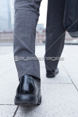 歩くビジネスマンの足元 商用利用可能な写真素材 イラスト素材ならストックフォトの定額制ペイレスイメージズ
