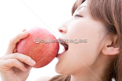リンゴを食べる女性 商用利用可能な写真素材 イラスト素材ならストックフォトの定額制ペイレスイメージズ
