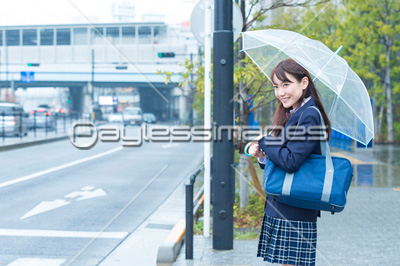 傘をさす女子高校生 ストックフォトの定額制ペイレスイメージズ