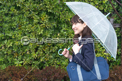 傘をさす女子高校生 ストックフォトの定額制ペイレスイメージズ