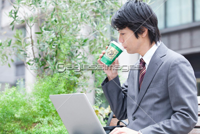 コーヒーを飲むビジネスマン ストックフォトの定額制ペイレスイメージズ