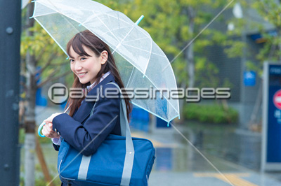 傘をさす女子高校生 商用利用可能な写真素材 イラスト素材ならストックフォトの定額制ペイレスイメージズ
